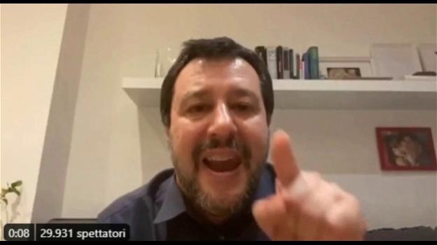 Matteo Salvini incita il popolo ad andare in piazza per protestare contro il governo, ma a vietarlo è il decreto Salvini