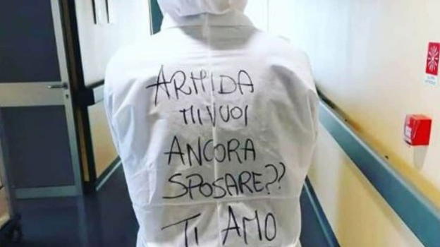 Monza e Brianza, infermiere reparto COVID (ri) chiede alla fidanzata di sposarlo
