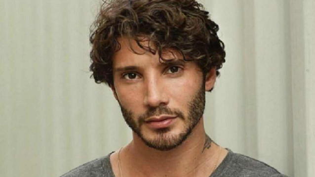 Stefano De Martino rientra nella sua Napoli senza la famiglia: "Un abbraccio a chi è solo"