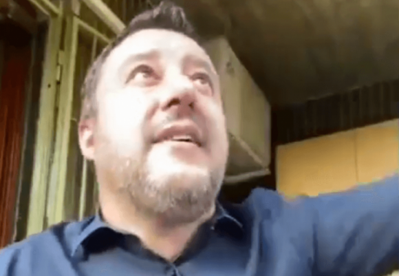 Matteo Salvini contestato dal balcone di casa da un vicino: “Dici solo … “