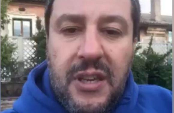 Matteo Salvini contestato dal balcone di casa da un vicino: “Dici solo … “