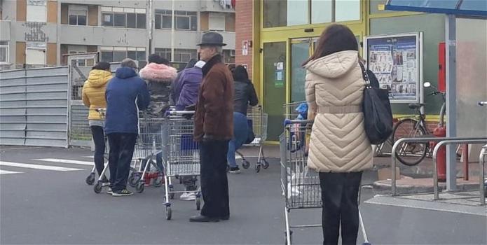 Bari: anziano fa la fila 4 volte senza entrare nel supermercato “non sopporto mia moglie”