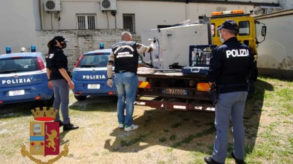 Firenze, la folle notte dei ladri: finiscono la benzina, si gettano nel fiume e perdono il bottino