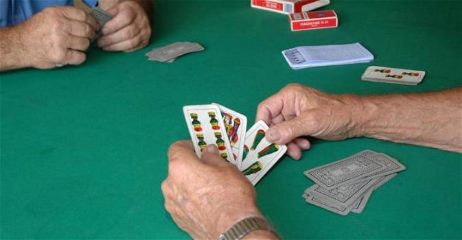 Milano: anziani giocano a carte nonostante il decreto, scoperti dalle bestemmie