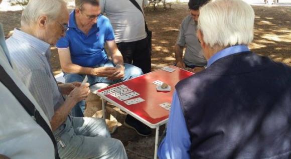 Milano: anziani giocano a carte nonostante il decreto, scoperti dalle bestemmie