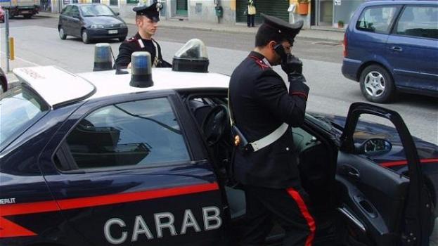 Stufo della quarantena aggredisce i carabinieri con una motosega