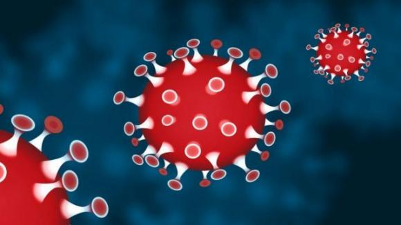 Va in posta indossando una tuta anti nucleare: “Ho paura del coronavirus”