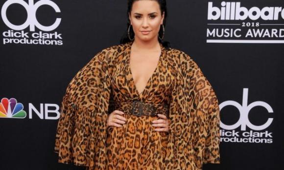 Demi Lovato e l’account fake per insultare Selena Gomez: il web si scatena contro di lei
