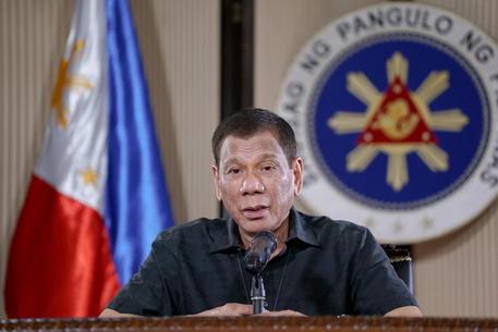 Duterte ordina: “Sparare a chi viola la quarantena”