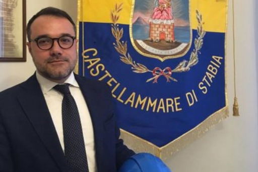 Si finge infermiere per passare i controlli e pubblica un video in cui si vanta. Denunciato