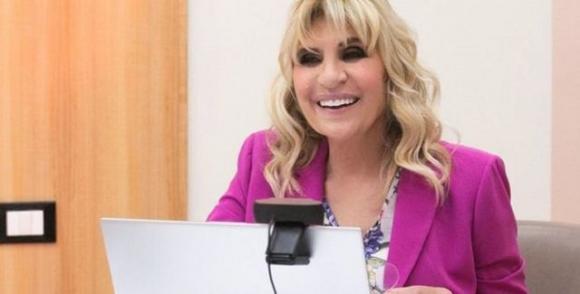 Uomini e Donne, chi è Occhi Blu? Dietro quella foto potrebbe esserci un famoso attore