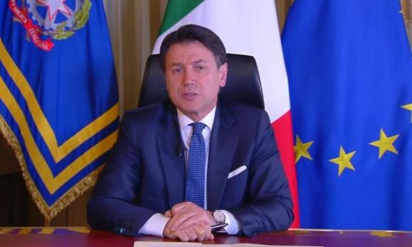 Modena, forza il posto di blocco e scappa: “Devo andare a fare l’amore”