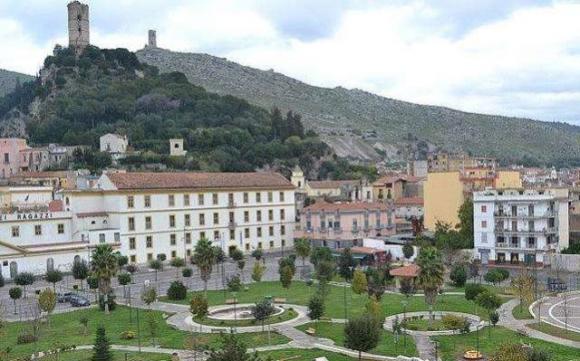 Caserta: bruciano le antenne per paura del 5G, in migliaia senza telefono e internet