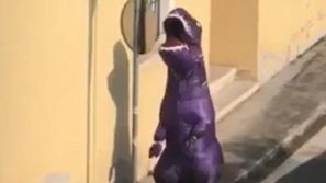 Mantova: misterioso T-Rex viola gira nel paese da 3 giorni