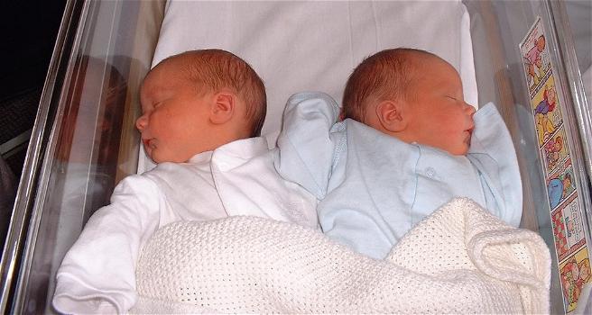 Quarantena: nascono due gemelli e i genitori li chiamano Corona e Covid