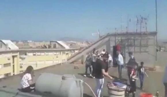 Palermo, il pensionato che grigliava sui tetti ora ha un agente: “1500€ per un’intervista”