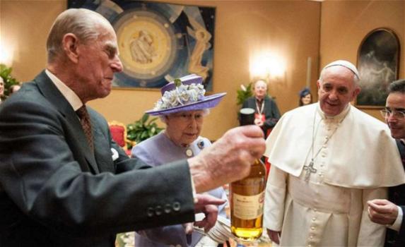 Papa Francesco riceve una bottiglia di whisky e commenta: “Questa è la vera acqua santa!”