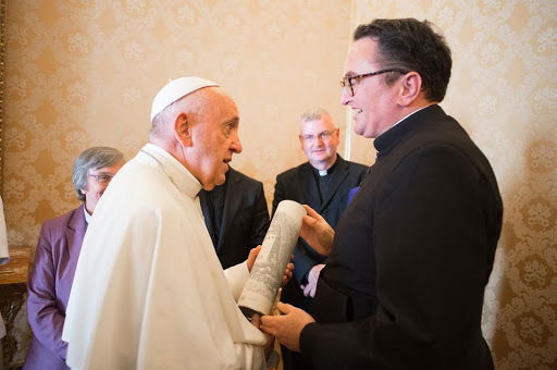 Papa Francesco riceve una bottiglia di whisky e commenta: “Questa è la vera acqua santa!”