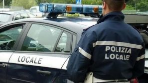 Coronavirus, isolato in casa nel paesino si fa raggiungere dalla escort in taxi: denunciata
