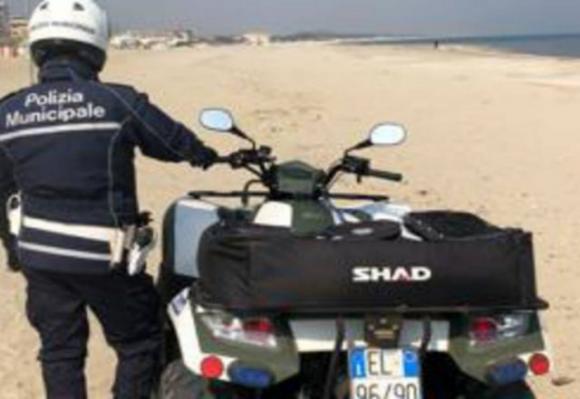 Pescara: fa jogging sulla spiaggia e mostra le natiche ai vigili, denunciato