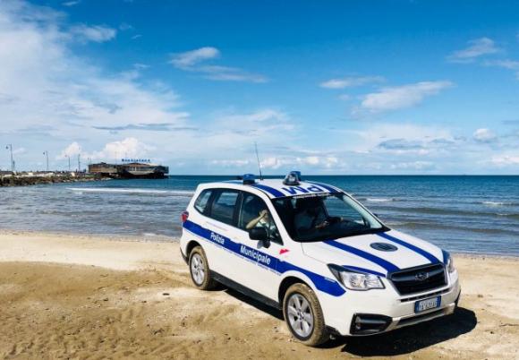 Pescara: fa jogging sulla spiaggia e mostra le natiche ai vigili, denunciato