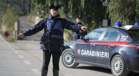 Modena, forza il posto di blocco e scappa: “Devo andare a fare l’amore”