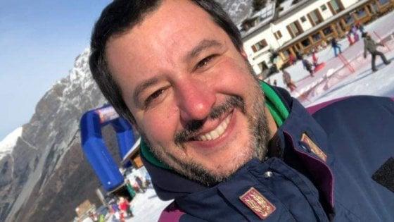 Salvini: “Per il virus la scienza non basta, riaprire le chiese”