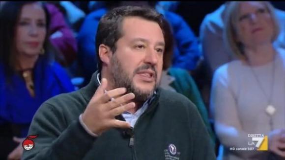 “Dici solo stronz**e!”, vicino di casa interrompe la diretta Facebook di Salvini urlando