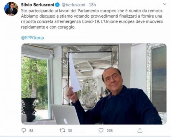 Berlusconi pubblica foto in smart working, ma dietro spunta un sedere nudo