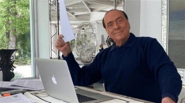 Berlusconi pubblica foto in smart working, ma dietro spunta un sedere nudo