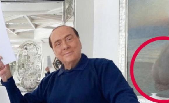 Berlusconi pubblica foto in smart working, ma dietro spunta un sedere nudo