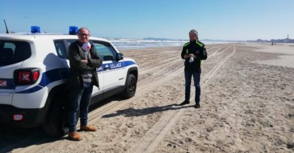 Pescara: fa jogging sulla spiaggia e mostra le natiche ai vigili, denunciato