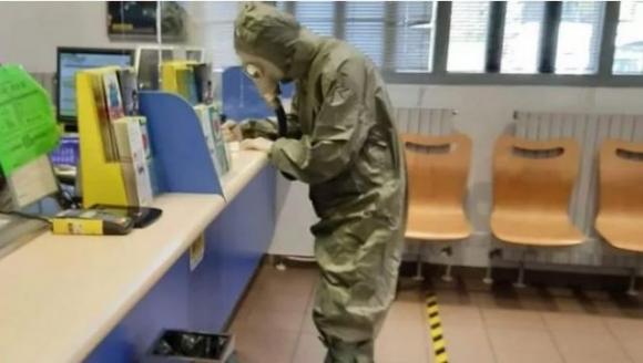 Va in posta indossando una tuta anti nucleare: “Ho paura del coronavirus”