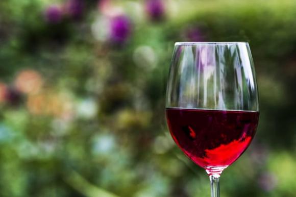 Veneto, si mette alla guida ma aveva bevuto 4 litri di Tavernello: patente ritirata