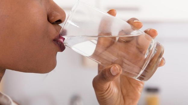Allergie di stagione: bere acqua per tenerle lontane