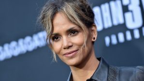 Halle Berry rivela che Pierce Brosnan le salvò la vita sul set di 007