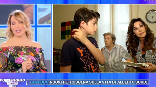 Pomeriggio Cinque, Barbara D’Urso bacchettata dalla mamma di Emanuela Folliero: "Non chiamarmi nonnetta"