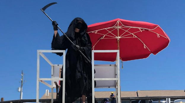 USA: avvocato vestito da "Morte" va in spiaggia dicendo a tutti "non uscite, il virus è in agguato!"