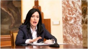 Azzolina promette il ritorno a scuola per Settembre