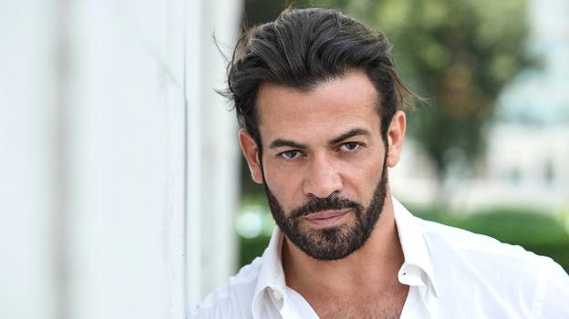 Gianni Sperti fuori di sé sui social: "Imbecilli, vergonatevi"