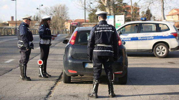 Coronavirus: 20enne nasconde la fidanzata nel bagagliaio, ma viene scoperto e paga una multa salata