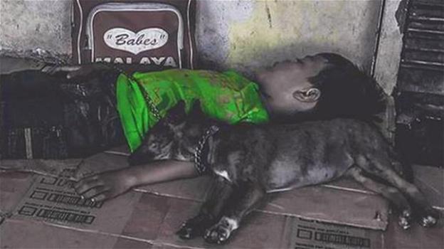 Bimbo senzatetto dorme con il suo cane per strada: la foto fa il giro del web