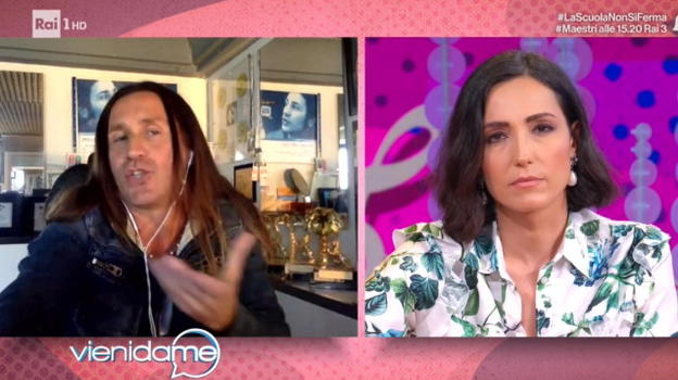 Vieni da me, Povia choc: "Sono un gay mancato". Scatta la lite con Caterina Balivo