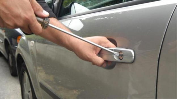 Ancona: marito e moglie arrestati per numerosi furti su auto in sosta