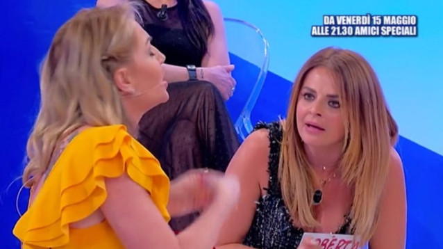 Uomini e Donne, volano stracci tra Veronica Ursida e Roberta Di Padua: "Zitta, lo dici a tua sorella"
