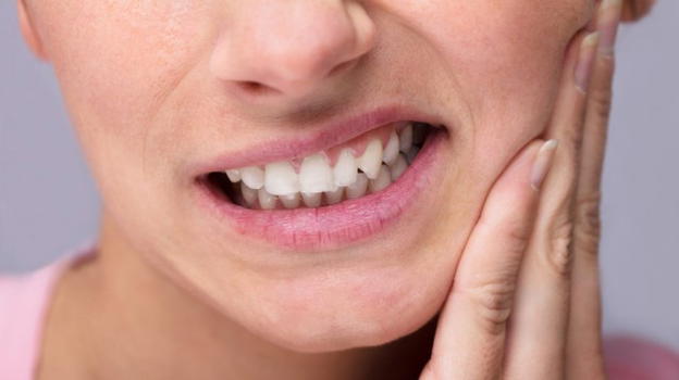Un paradenti fluorescente per individuare le carie dentali