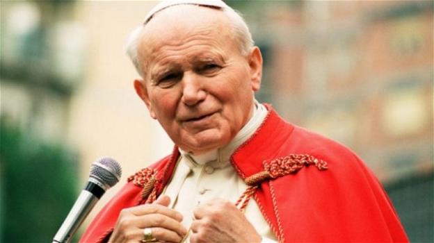 Papa Francesco celebra la messa ricordando i 100 anni di papa Wojtyla