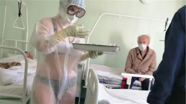 Russia, infermiera in bikini sotto la tuta anti-Covid: "Avevo caldo"