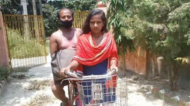 India: a causa del lockdown quindicenne porta il padre invalido sul sellino della bicicletta per 1.200 km