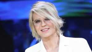 Maria De Filippi circola in monopattino nei corridoi degli studi Elios
